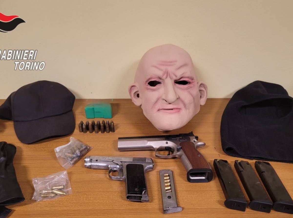Collegno, tentano di rapinare i clienti di un supermercato. In manette due uomini di 75 e 65 anni, camuffati e armati