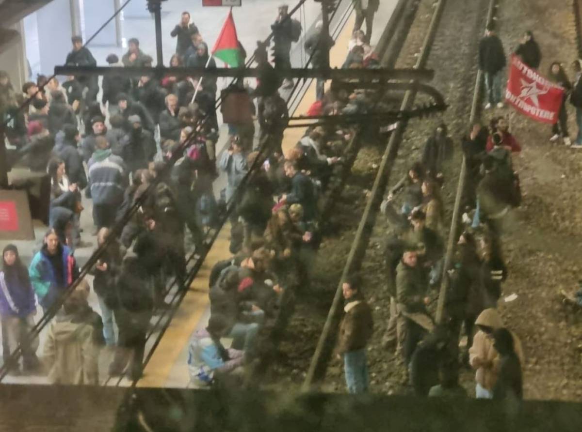 Finisce in scontri con la Polizia e nell'occupazione dei binari a Porta Susa, lo sciopero generale contro la manovra di bilancio. Giornata nera per i pendolari