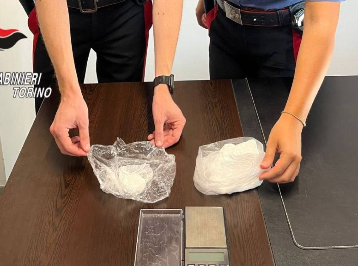 Volpiano, fermato in auto con bilancino e 2.000 euro: nella stanza d’hotel i carabinieri trovano oltre 200 grammi di cocaina